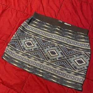 American Eagle size 6 abstract embroidered skirt with zip back